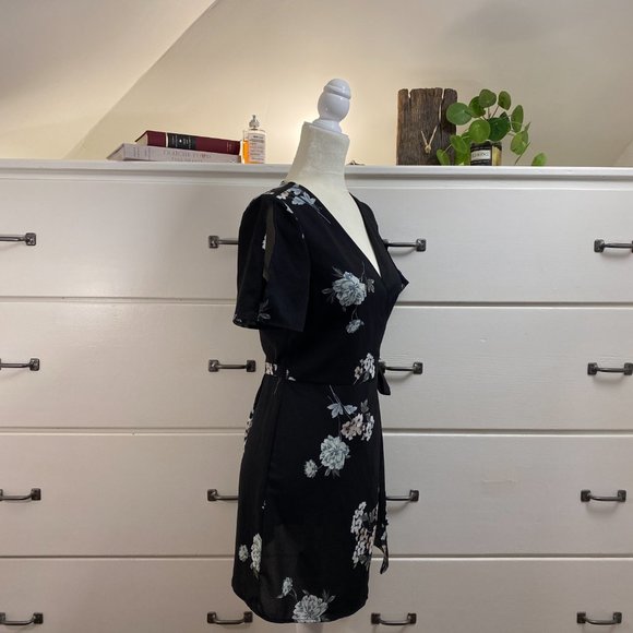 Dynamite Wrap Blouse + Black Floral + Small - Picture 4 of 7
